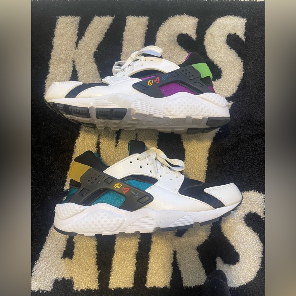 NEW NIKE AIR HUARACHE PEACE LOVE BASKETBALL SIZE 6.5Y
